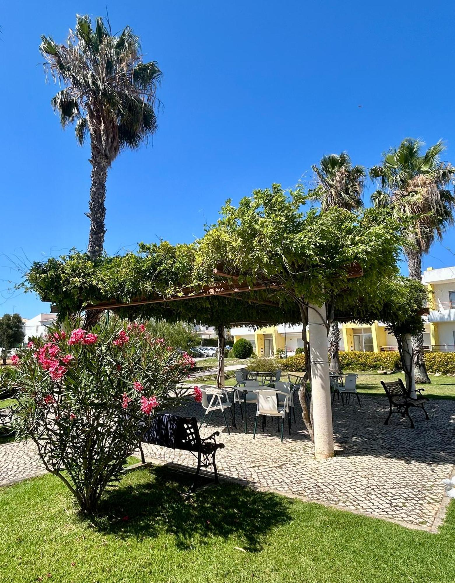 Apartamentos Santa Teresinha Алвор Екстериор снимка