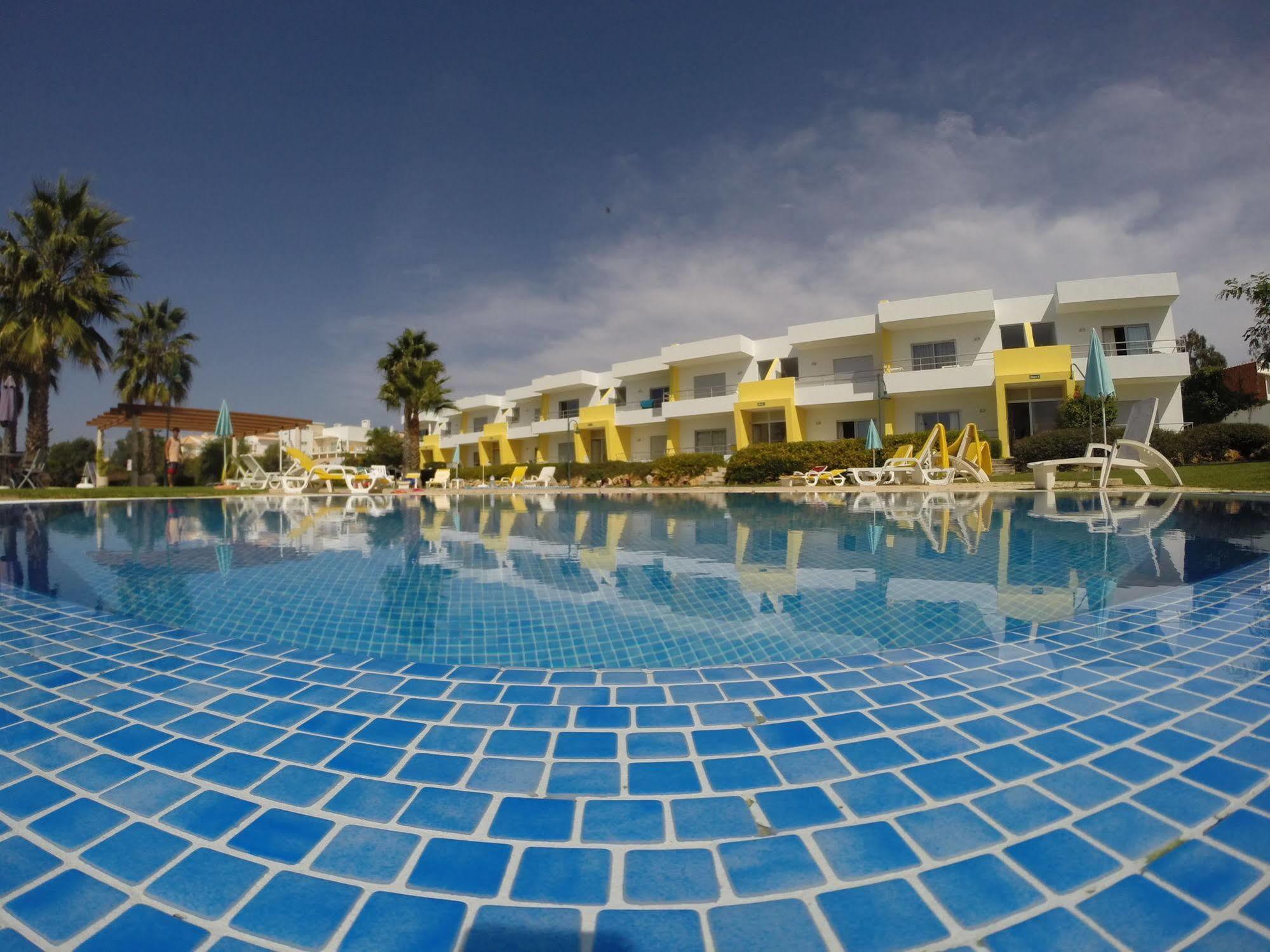 Apartamentos Santa Teresinha Алвор Екстериор снимка