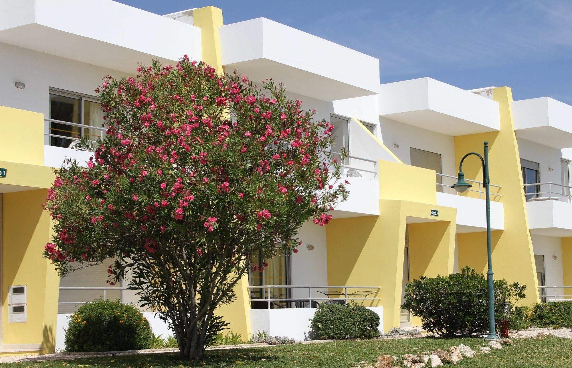 Apartamentos Santa Teresinha Алвор Екстериор снимка