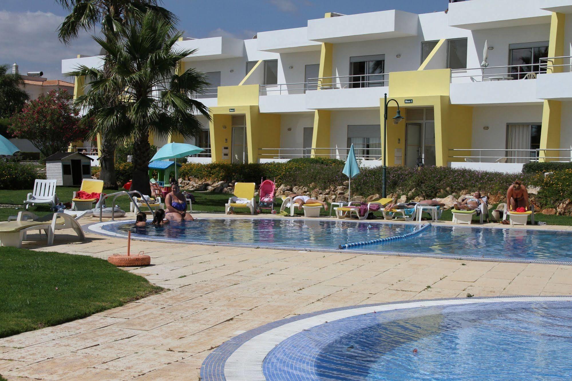 Apartamentos Santa Teresinha Алвор Екстериор снимка